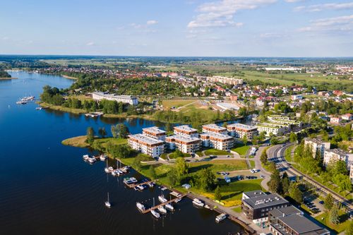 Bliskość terenów zielonych i natury to jeden z głównych atutów inwestycji Marina Iława Apartamenty Turystyczne.