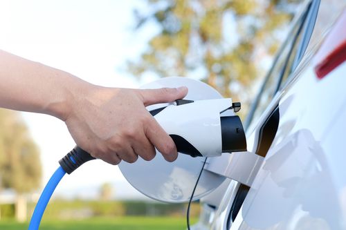  W 2023 roku samochody w pełni elektryczne (BEV) stanowiły zaledwie 3 proc. rynku nowych aut osobowych w Polsce. Szacuje się, że w 2030 roku będzie to już 25,6 proc.