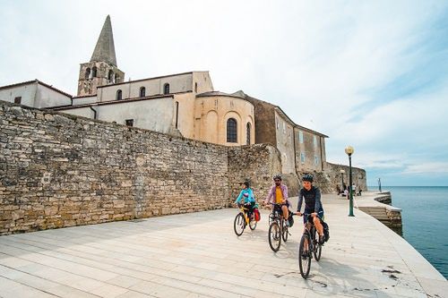 Średniowieczne miasteczka o wąskich uliczkach i wyjątkowych zabytkach zwiedzicie w swoim tempie i bez tłumów.  