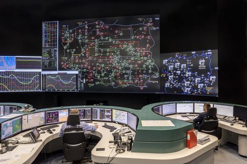  PSE codziennie wyznaczają godziny szczytu na podstawie planowanego zapotrzebowania na moc w systemie elektroenergetycznym, salda wymiany handlowej między uczestnikami rynku energii, dyspozycyjności jednostek wytwórczych na rynku bilansującym oraz prognozowanej generacji pozostałych jednostek i źródeł wytwórczych, w tym zależnych od warunków atmosferycznych instalacji fotowoltaicznych i farm wiatrowych. To momenty, gdy zapotrzebowanie na prąd może być bardzo wysokie lub gdy energii w systemie będzie więcej, niż potrzeba.