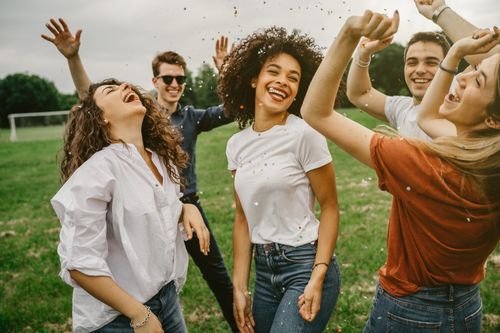 Dla generacji Z bardzo ważna jest równowaga pomiędzy życiem zawodowym a prywatnym. Work-life balance jest w tym przypadku rzeczywistą potrzebą, nie słówkiem z ulotek rekrutacyjnych