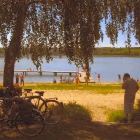 DOMKI NAD JEZIOREM/ Lgiń