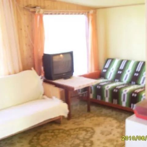 Domek nad jeziorem w lesie. Ruś