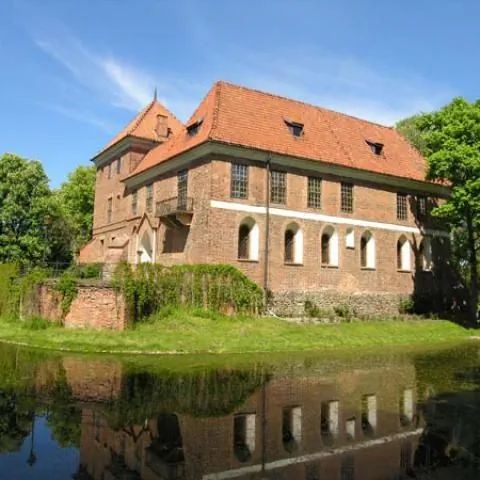MUZEUM - ZAMEK W OPOROWIE - pokoje gościnne Oporów