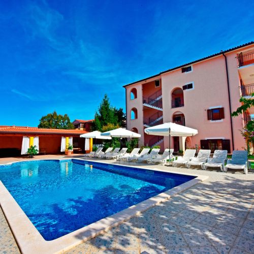 Apartmanok és Szobák Medencével Novigrad - 6951