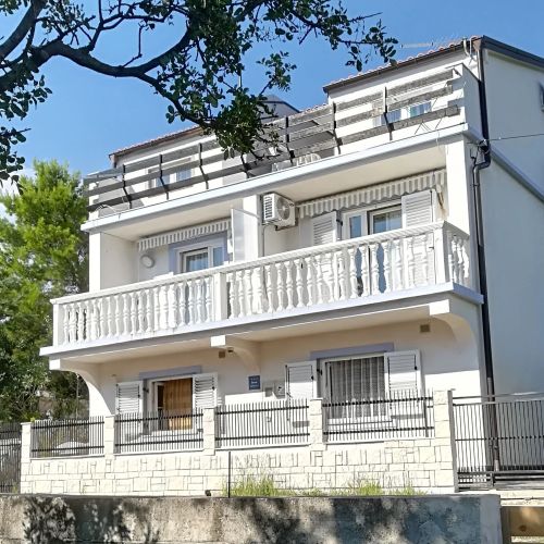 Apartments With Parking Space Novi Vinodolski - 15292