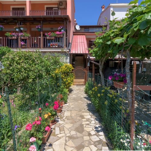 Apartments With Parking Space Pula - 16053