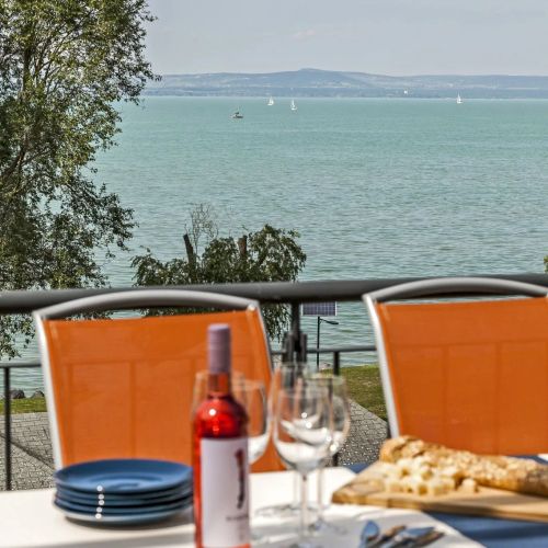 Panoramic Art Apartment with jacuzzi Balatonlelle – Balatonlelle, Ungaria