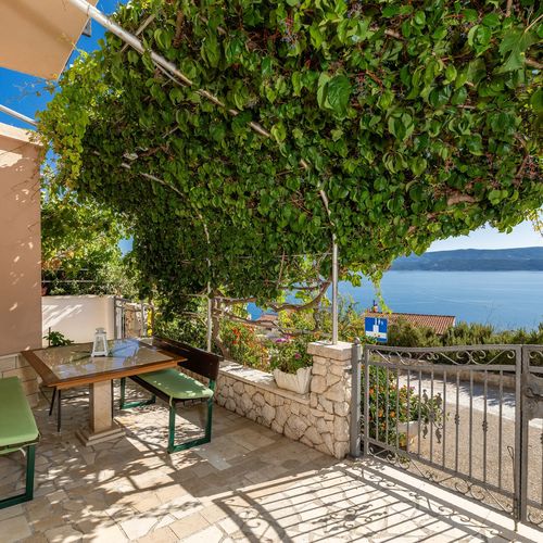 Apartmanok Parkolóhellyel Zavode Omis - 12075