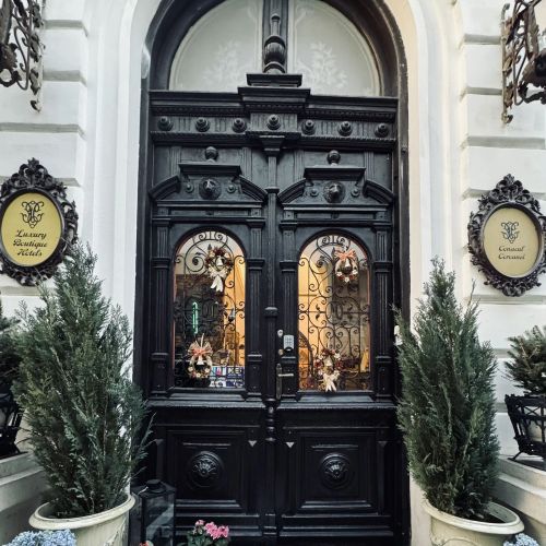 Conacul Coroanei Luxury Boutique Hotel București