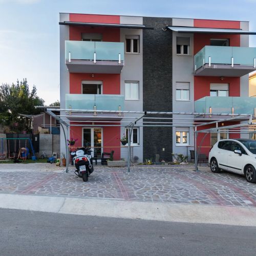 Apartmanok és Szobák Parkolóhellyel Grebastica Sibenik - 17831 Grebaštica