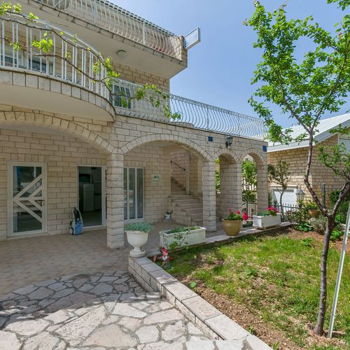 Apartments Luca Omis