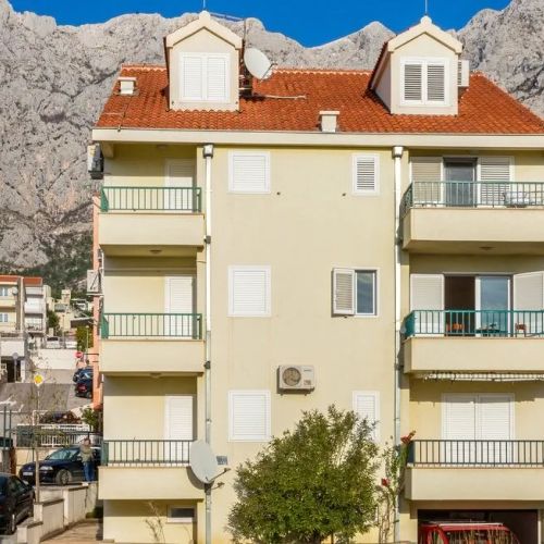 Apartments With Parking Space Makarska - 18170