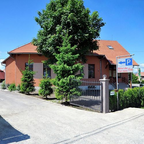 Pensiunea & Restaurant Castel Lăzarea