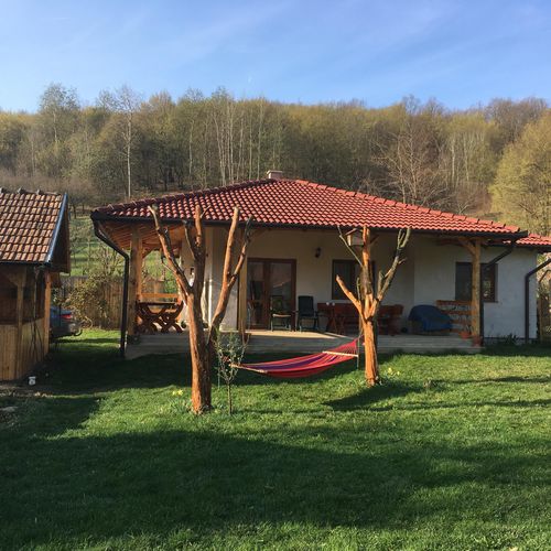 Căsuța de sub pădure Ampoița