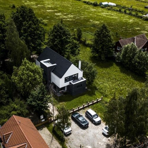 Casa de 4 anotimpuri Sub Cetate