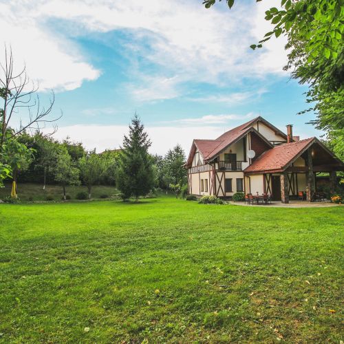 Casă de vacanță pentru 15 pers. (se inchirieaza doar integral)