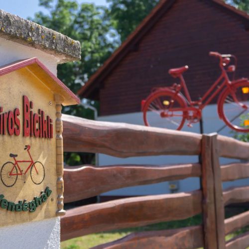 Piros Bicikli Vendégház Tiszafüred – Tiszafüred, Ungaria
