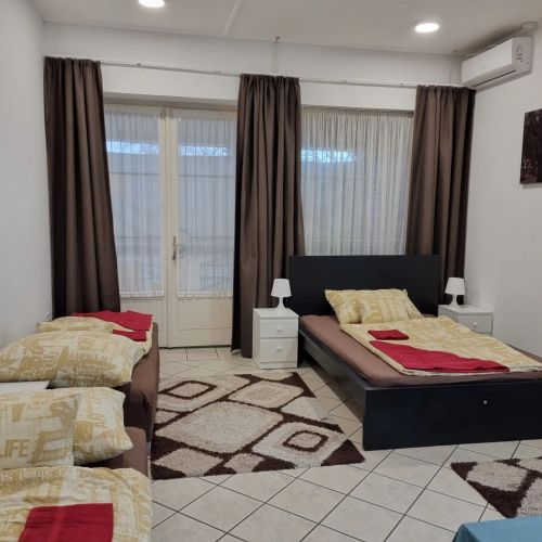 Piac Téri Turista és Munkásszállás Dunaújváros