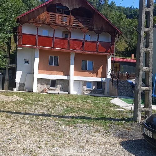 Casa Valentin Căpățânenii Pământeni