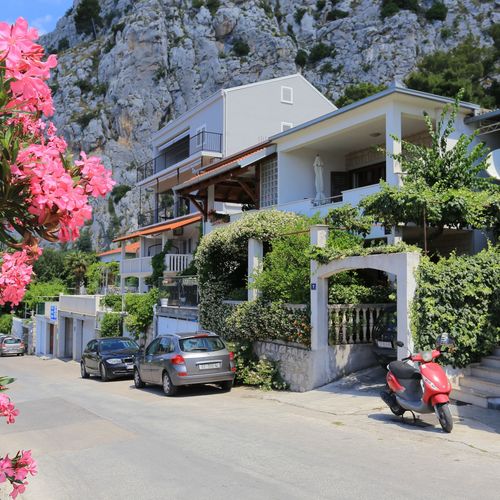 Apartmanok Parkolóhellyel Omis - 18919 Omiš