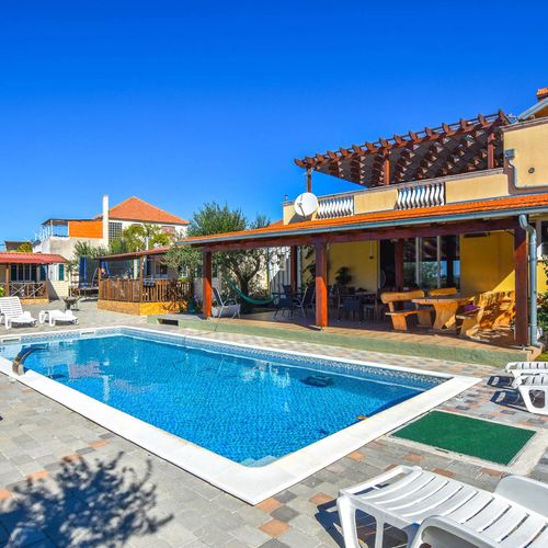 Apartments Flora Pakostane