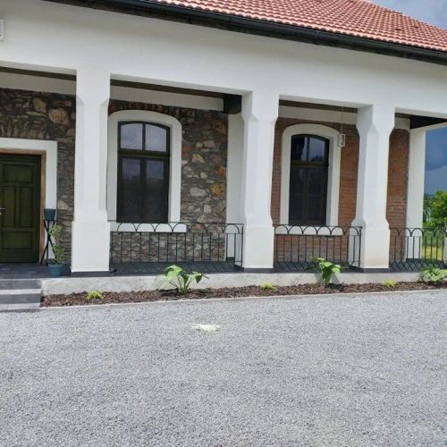 Casa Manzovela Hărău