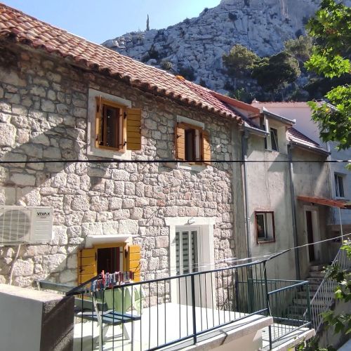 Apartmanok Parkolóhellyel Omis - 21053 Omiš