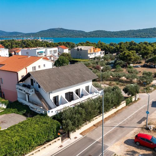 Apartments And Rooms With Parking Space Pirovac, Šibenik - 21487 Pirovac
