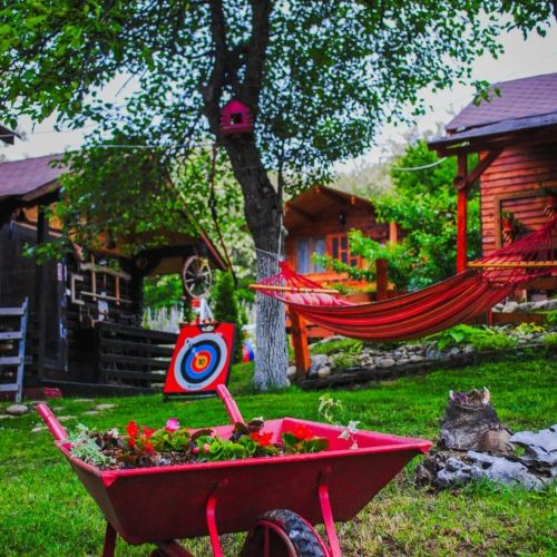 Căsuțele dintre vii Dobrița – Dobrița, România