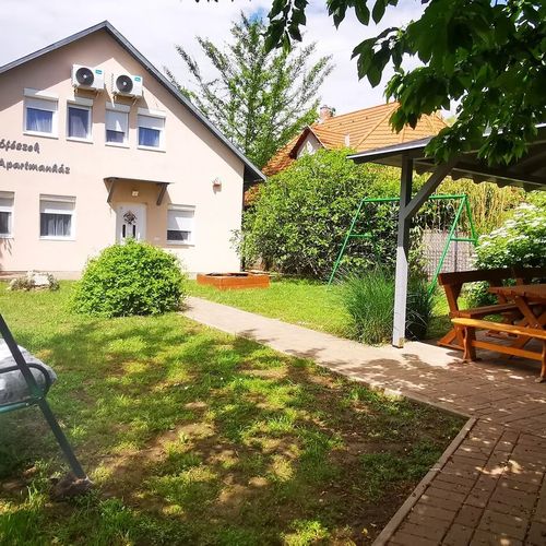 Rigófészek Apartmanház Gárdony