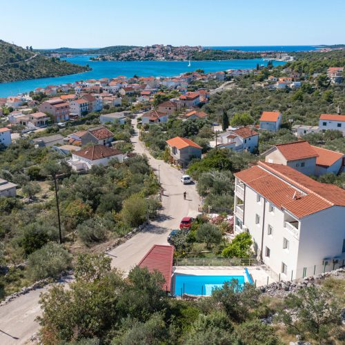 Apartmanok Családok Részére Medencével Stupin Celine Rogoznica - 23257 Stupin Čeline