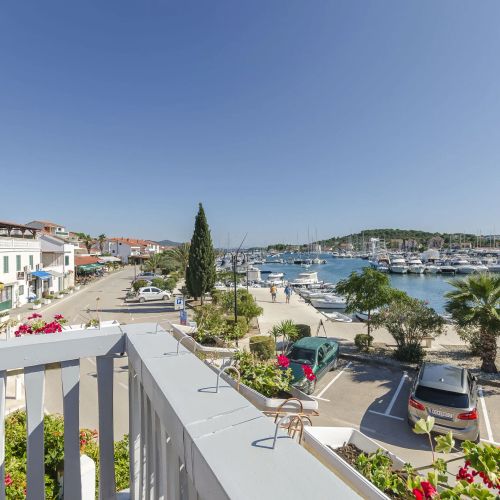 House Blue Island Jezera