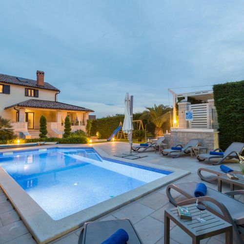 Villa Anabel s bazenom i whirlpool-om Kastelir II
