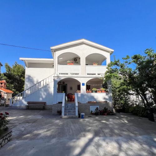 Apartments Franjo Mundanije