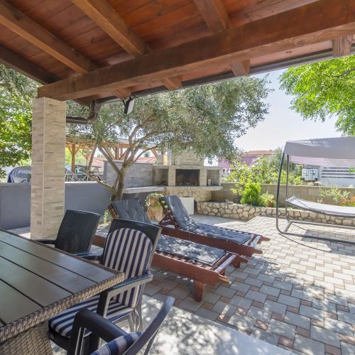 Apartments Lovely Courtyard Vir – Vir, Croația