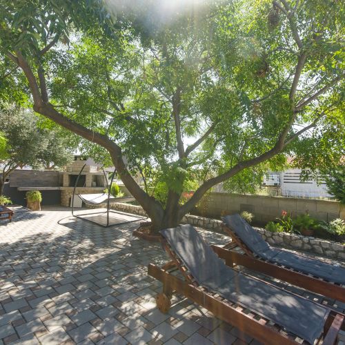 Apartments Lovely Courtyard Vir – Vir, Croația