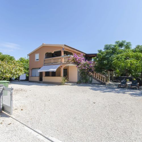 Apartments Lovely Courtyard Vir – Vir, Croația