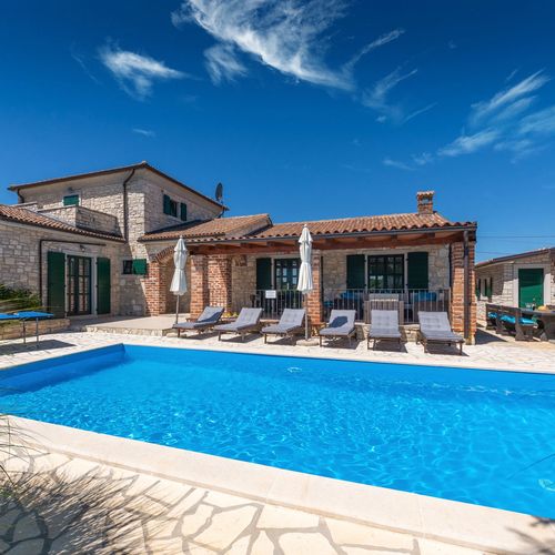 Villa Una u istarskom stilu s bazenom Vizinada