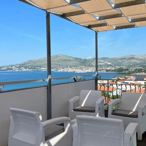Apartment Violet Okrug Gornji