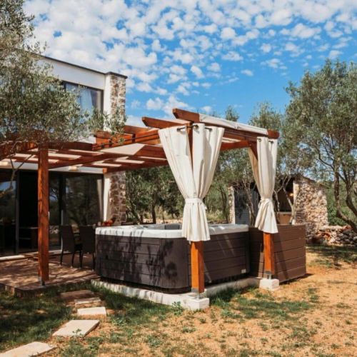 House Stone house with jacuzzi Lukoran
