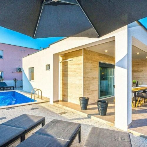 Luxury Villa With A Swimming Pool Vir - 23776