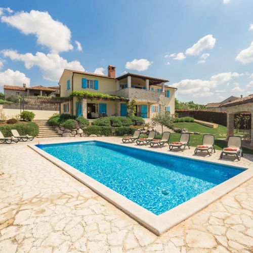 Villa Vista Azzurra s bazenom u zelenoj unutrašnjosti Istre Sveti Lovrec
