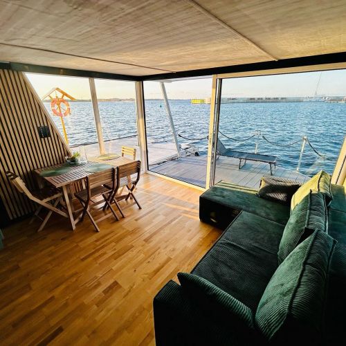 Dom Mindset Houseboats Puck