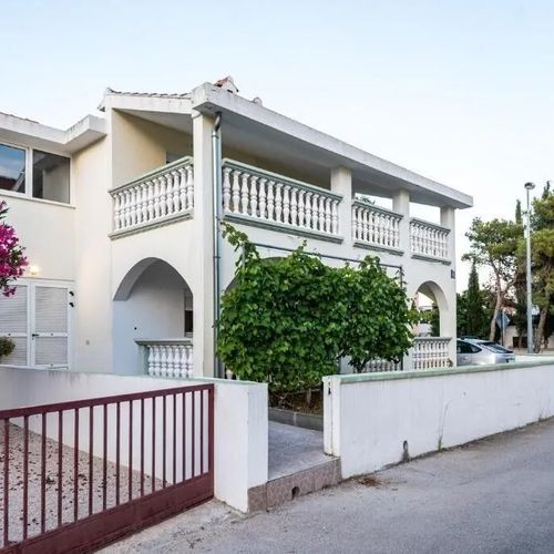 Apartmanok Parkolóhellyel Vodice - 24553