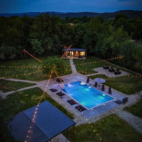 Badash Tiny Village- Tiny Houses with Heated Pool Polovragi – Polovragi, România