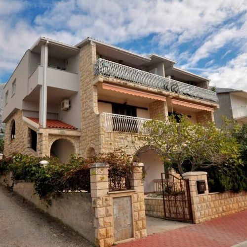 Apartments With Parking Space Makarska - 25161