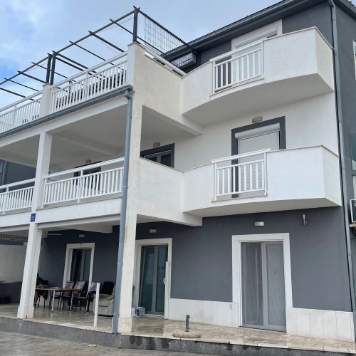 Apartments With Parking Space Stanići, Omiš - 25362 Stanići