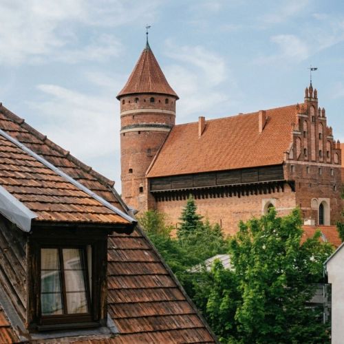 W Sercu Starego Miasta z Widokiem na Zamek – Olsztyn, Polonia