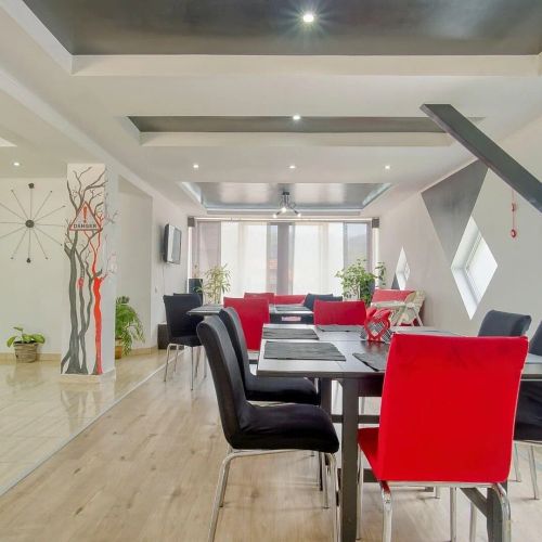 Casa Preto e Branco Moieciu de Jos – Moieciu de Jos, Rumunia